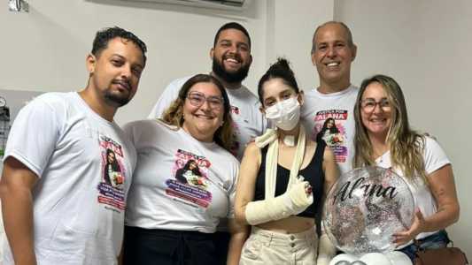 Jovem esfaqueada mais de 30 vezes após recusar namoro recebe alta no RJ: 'Renascimento'