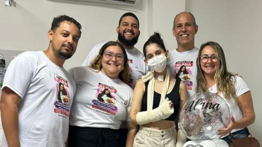 Jovem esfaqueada mais de 30 vezes após recusar namoro recebe alta no RJ: 'Renascimento'