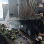 Carreta com pacotes de salgadinhos pega fogo e complica o trânsito na BR-040 em Nova Lima