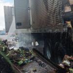 Carreta com pacotes de salgadinhos pega fogo e complica o trânsito na BR-040 em Nova Lima