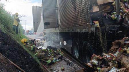 Carreta com pacotes de salgadinhos pega fogo e complica o trânsito na BR-040 em Nova Lima