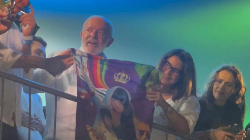 Janja canta com Fafá de Belém durante o Círio de Nazaré
