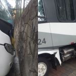 Ônibus perde o controle e bate no muro do prédio da Receita Federal em BH
