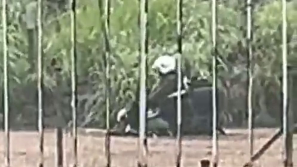 Vídeo mostra motoqueiro tentando atravessar alagamento na Av. Cristiano Machado, em BH