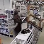 Atendente de farmácia 'espanta' ladrão com banco durante assalto; veja vídeo