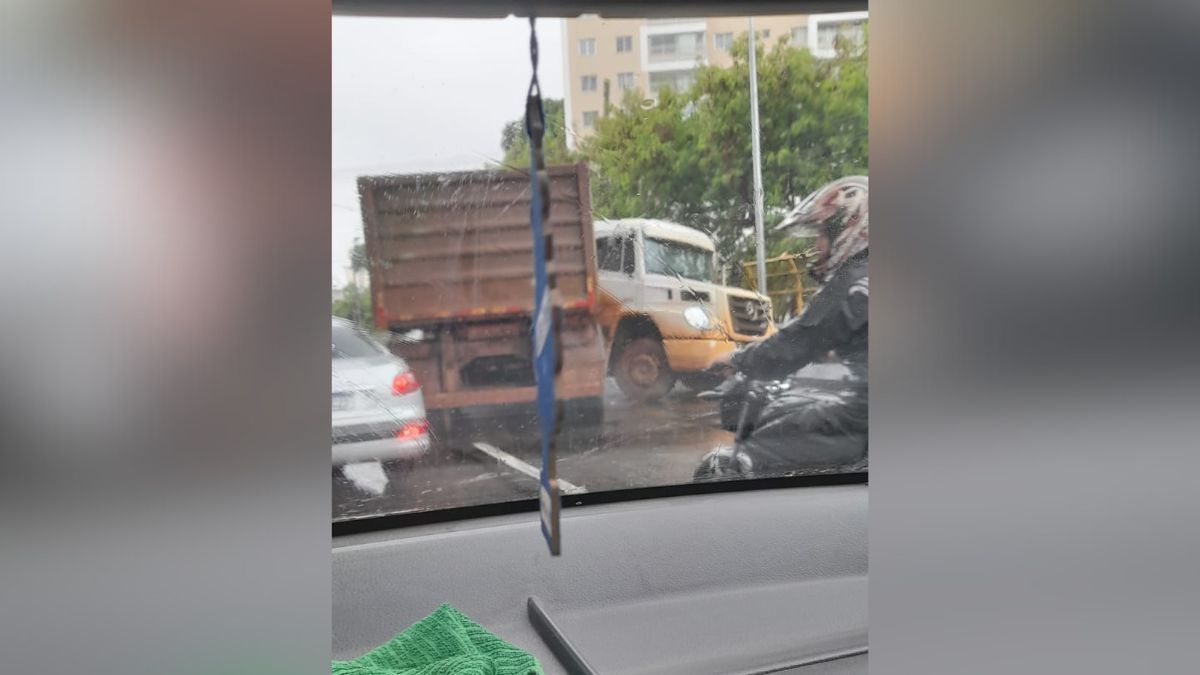 Carreta 'em L' fecha trânsito na Av. Cristiano Machado; vídeo