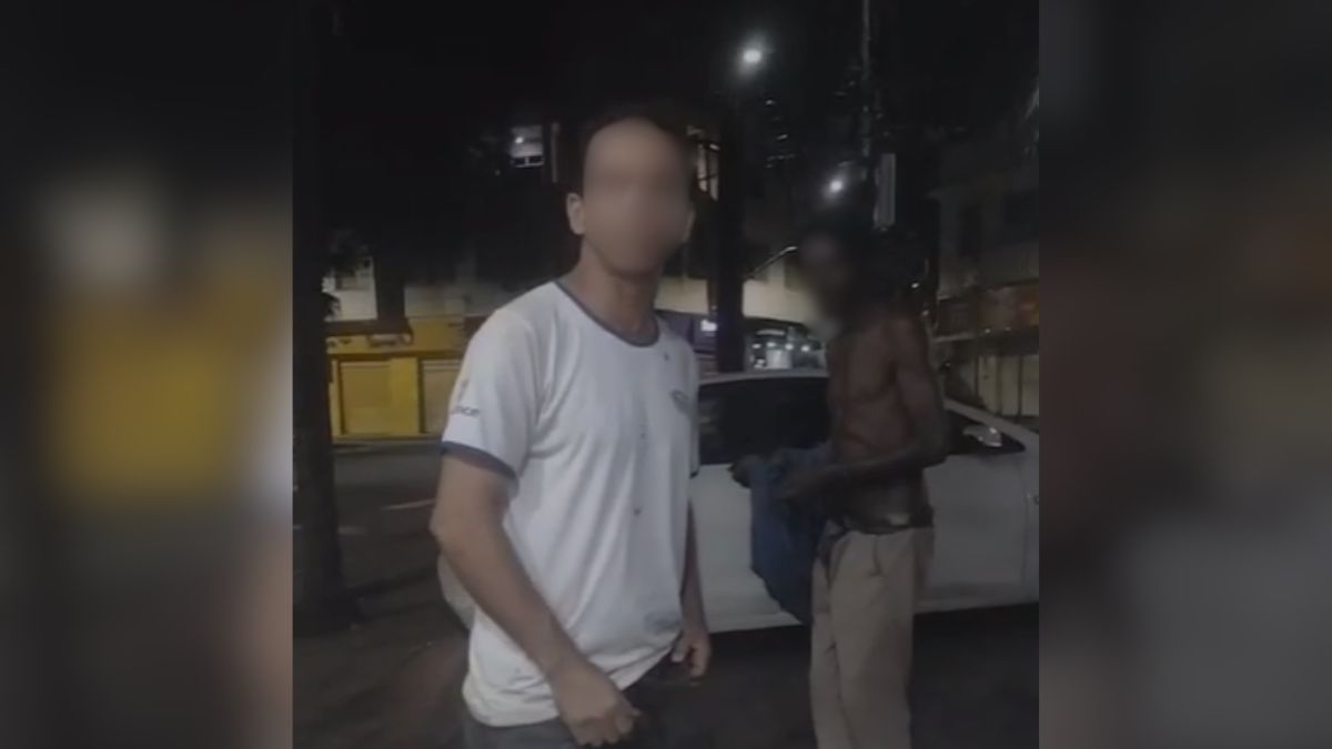 Homem branco que chicoteou andarilho negro com cinto em troca de R$ 10 é preso