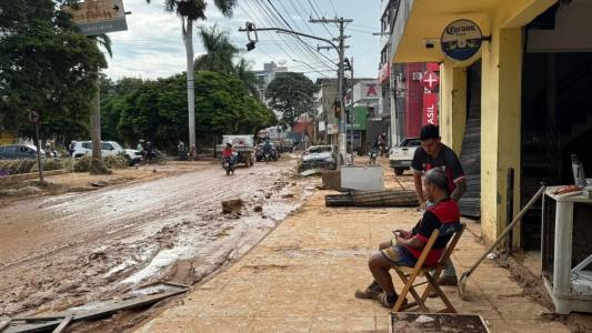 Ruas estão tomadas por lama em Ubá, na Zona da Mata Mineira