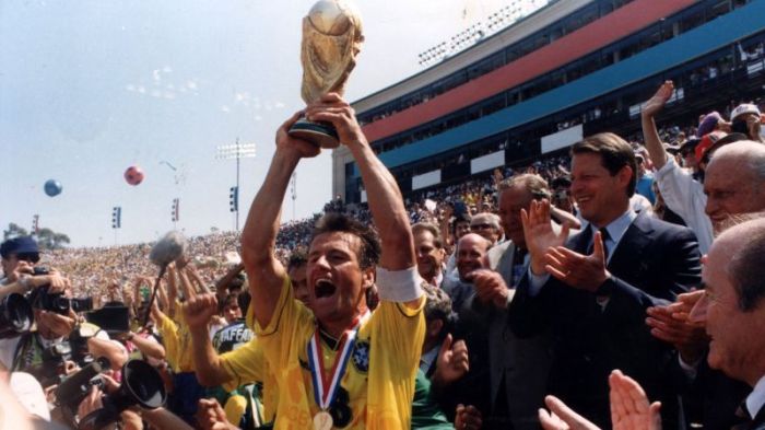Dunga, capitão da Seleção Brasileira desde que Raí foi para a reserva, levantou o troféu da Copa do Mundo e desabafou neste momento