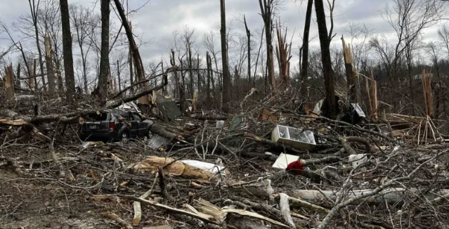 Aa casa e o carro da família ficaram completamente destruídos Aa casa e o carro da família ficaram completamente destruídos