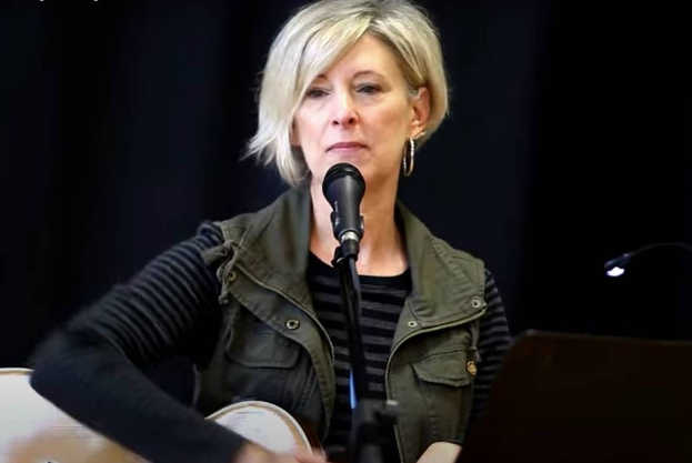 Além de cantora, Lynch era baixista Além de cantora, Lynch era baixista