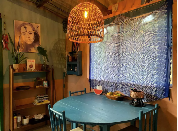 A casa de Pedro por dentro, o capricho em cada detalhe e a homenagem à mãe no retrato na parede
