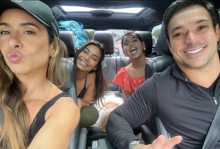 Vanessa Lopes aparece sorridente com a família em clique recente