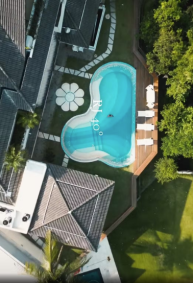 Karoline se hospeda em mansão de luxo de Léo Pereira