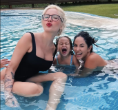 Karoline se hospeda em mansão de luxo de Léo Pereira