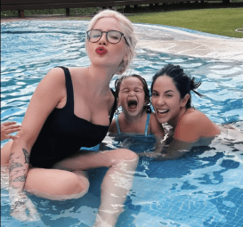 Karoline se hospeda em mansão de luxo de Léo Pereira