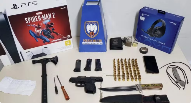 Objetos apreendidos com o assaltante Objetos apreendidos com o assaltante