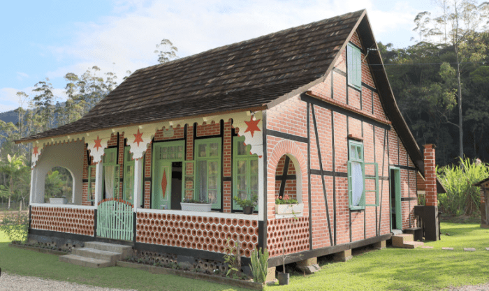 Exemplo de casa enxaimel, técnica de construção na qual as paredes são montadas com vigas de madeira em posições horizontais, verticais ou inclinadas. Exemplo de casa enxaimel, técnica de construção na qual as paredes são montadas com vigas de madeira em posições horizontais, verticais ou inclinadas.