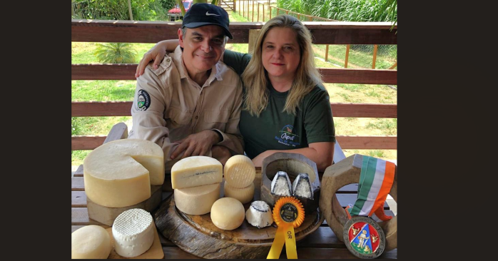 Já em sua propriedade, Edson e Sandra, exibem orgulhosos a linha de produtos e algumas das medalhas Já em sua propriedade, Edson e Sandra, exibem orgulhosos a linha de produtos e algumas das medalhas