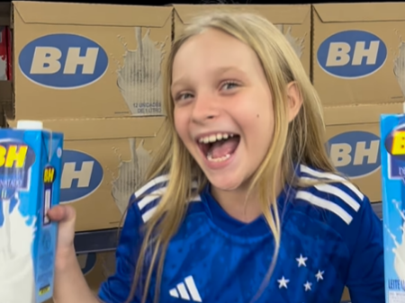 Alícia Reis durante vídeo com o avô no Supermercados BH