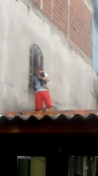 O pai resgatou o filho que estava sozinho dentro da creche.