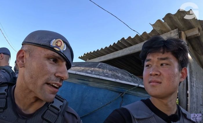 youtuber conversa com policial