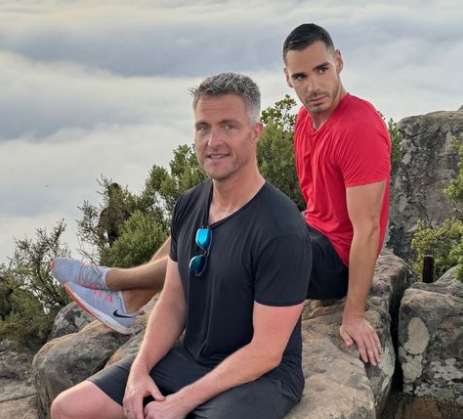 Ralf ao lado do namorado Étienne, de 49 anos