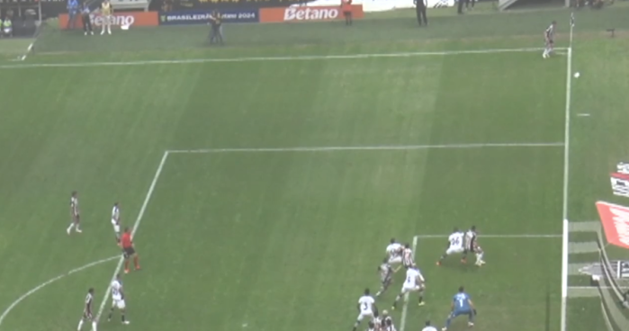 Lance polêmico analisado pelo VAR em Atlético x Vasco Lance polêmico analisado pelo VAR em Atlético x Vasco