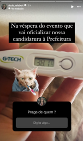 Na imagem, um termômetro branco com visor digital mostra 38.1 graus de febre. A deputada escreveu: "Na véspera do evento que vai oficializar nossa candidatura à Prefeitura". Duda ainda pergunta: "Praga de quem?".