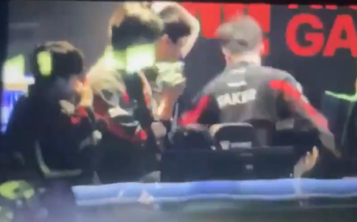 Na imagem, Faker se debate contra a parede e precisa ser contido por Gumayusi