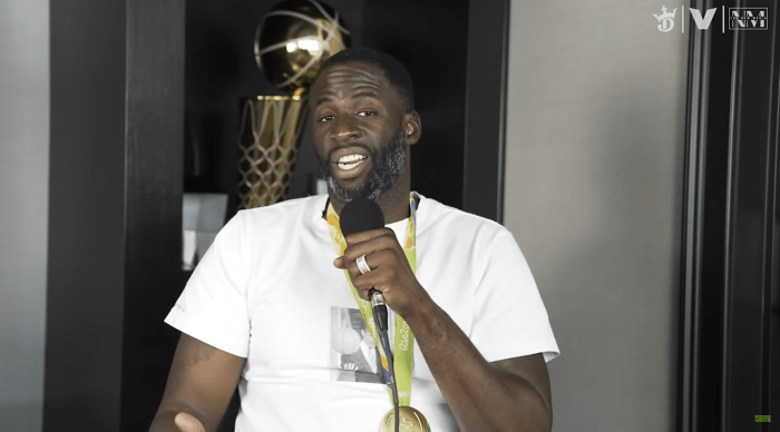 Draymond Green em participação no seu próprio podcast, com a medalha olímpica da Rio 2016 no pescoço