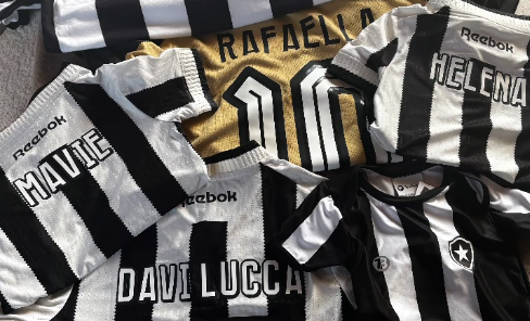 Rafaella Santos compra camisas do Botafogo para filhos de Neymar