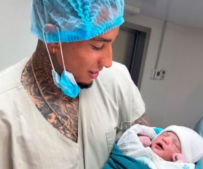 Juan Izquierdo com o filho recém-nascido Juan Izquierdo com o filho recém-nascido