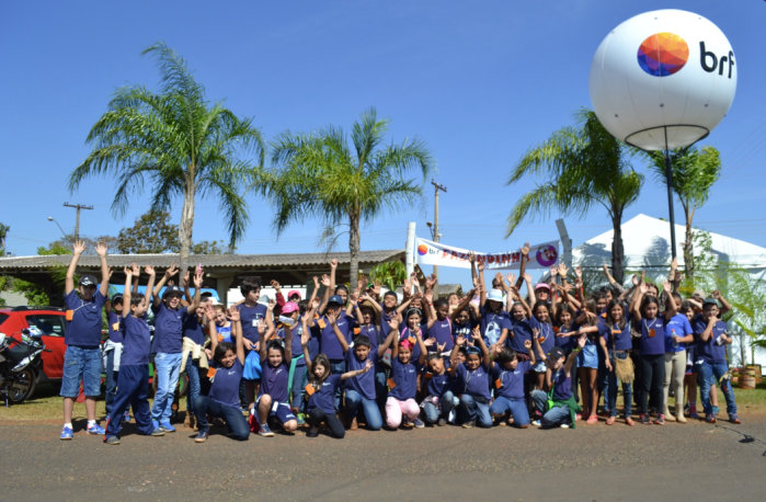 Primeira turma de alunos que visitou a Fazendinha: empolgação