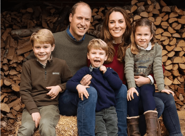 E Louis, o filho mais novo do casal real, vira 'Lou Inseto' E Louis, o filho mais novo do casal real, vira 'Lou Inseto'
