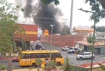 Incêndio em vegetação assusta moradores do bairro Calafate, em BH