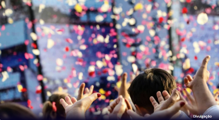A chuva de pétalas é um dos momentos mais esperados da Expoflora