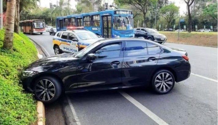 Adolescente de 14 anos dirige BMW do pai escondido e bate veículo no Belvedere, em BH