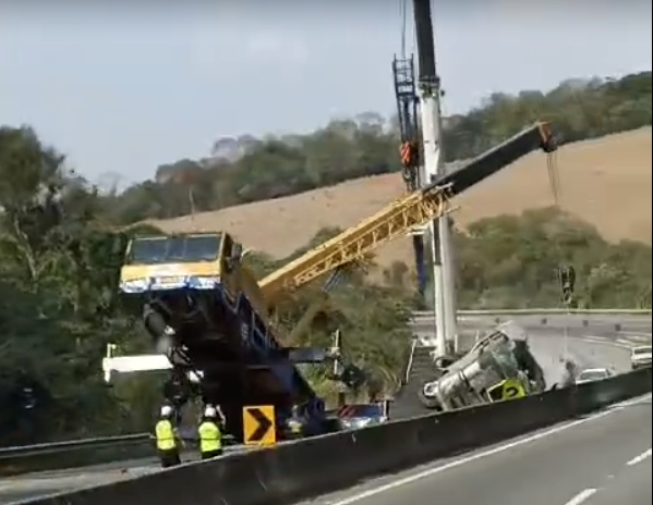 Vídeo: guindaste é levantado ao tentar puxar caminhão que tombou na Rodovia Fernão Dias, em Lavras