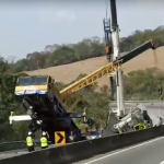 Vídeo: guindaste é levantado ao tentar puxar caminhão que tombou na Rodovia Fernão Dias, em Lavras
