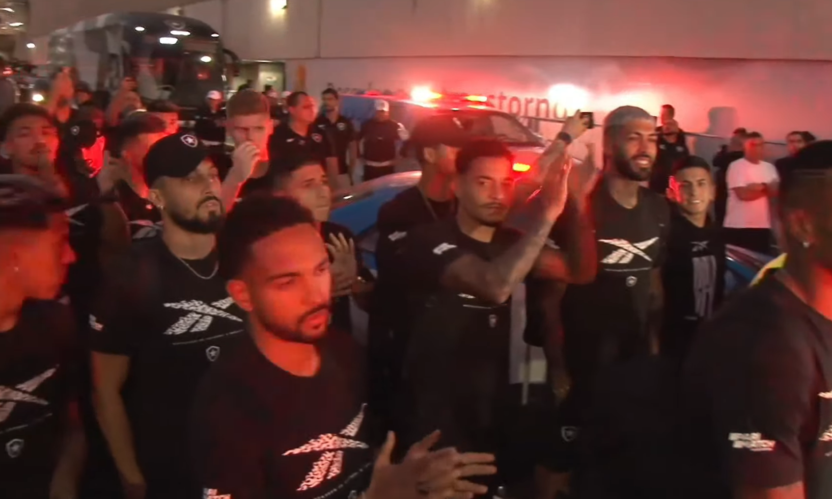 Com festa da torcida, Botafogo embarca para São Paulo: 'Apoio fundamental'