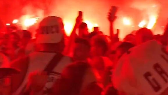 Torcida do Atlético festeja na Cidade do Galo e tem papo com jogadores; assista