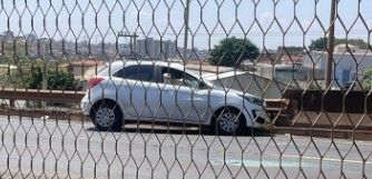 Carro capota e interdita parcialmente a Fernão Dias em Contagem, na Grande BH