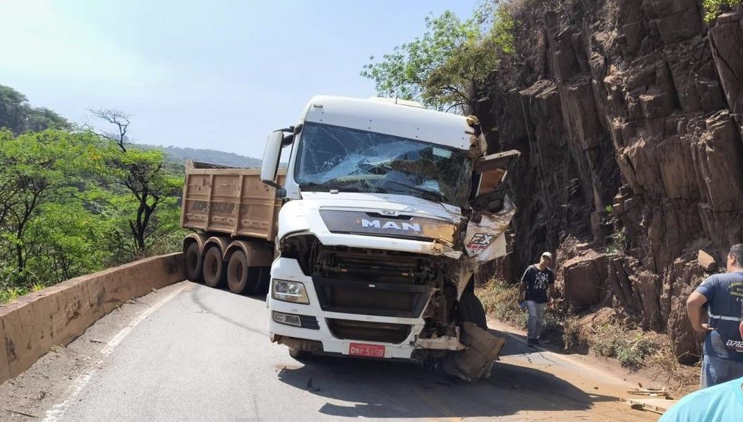 Carreta tomba, bate em paredão e bloqueia trânsito na MG-040 na Grande BH; pista já foi liberada