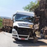 Carreta tomba, bate em paredão e bloqueia trânsito na MG-040 na Grande BH; pista já foi liberada