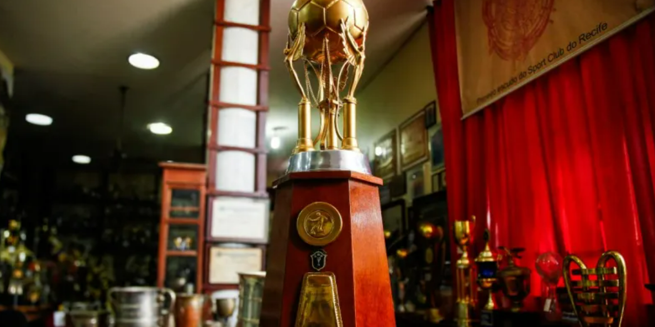 Sport restaura taça da Série B de 1990 e expõe na Ilha do Retiro