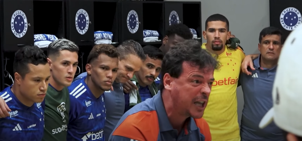 Classificação do Cruzeiro tem discurso 'inflamado' de Diniz no vestiário; assista