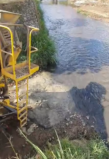 Derramamento de concreto em rio de Mariana gera preocupação ambiental