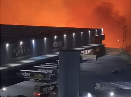Incêndio atinge vegetação ao lado de complexo de galpões na Grande BH e assusta trabalhadores