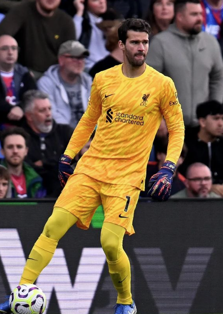 Alisson sofre lesão em partida do Liverpool e é cortado da Seleção Brasileira